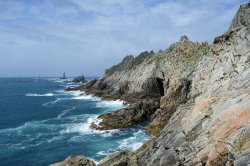Falaises se jetant dans la mer