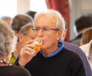 Un homme porte un verre de cidre à sa bouche