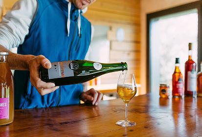 Nicolas MAZEAU de la Cidrerie ROZAVERN sert un verre de cidre