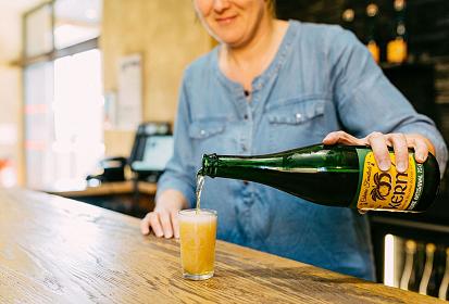 Verre et bouteille de cidre de la Cidrerie KERNE