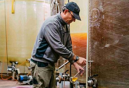 Travail dans la cuverie de la cidrerie de Tromelin